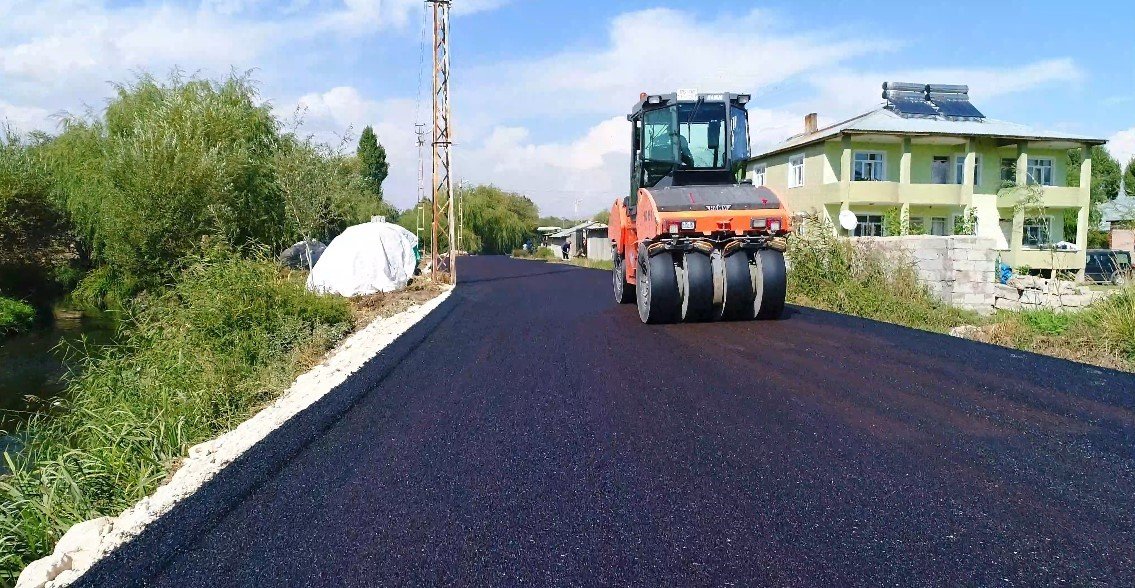 Erciş’te asfalt çalışması devam ediyor