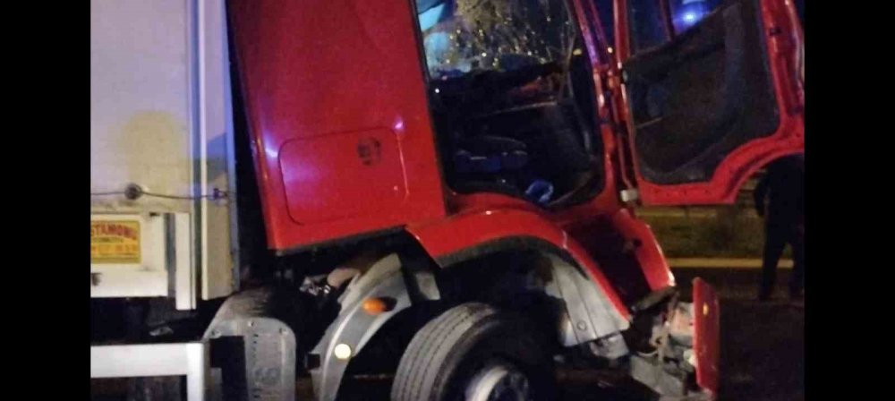 Kimyasal yüklü tırın karıştığı kaza şans eseri kayıpsız atlatıldı