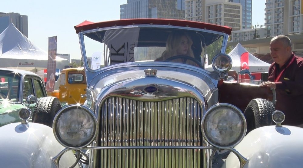 99 yaşındaki araç Klasik Otomobil Festivali'nin gözdesi oldu
