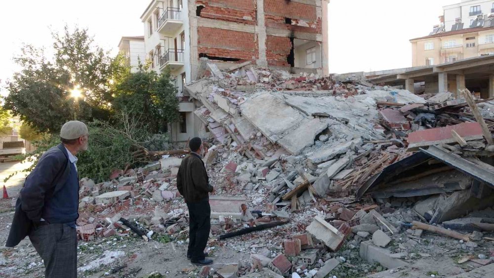 Ağır hasarlı binayı yıkarken neredeyse sağlamını da yıkıyorlardı, daireler zarar gördü