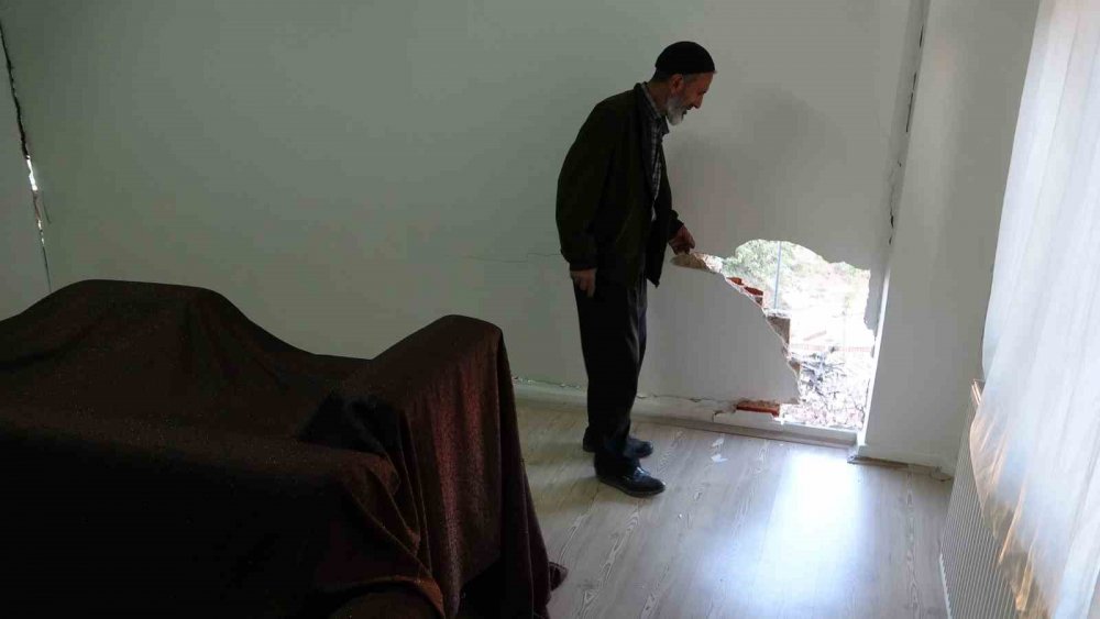 Ağır hasarlı binayı yıkarken neredeyse sağlamını da yıkıyorlardı, daireler zarar gördü