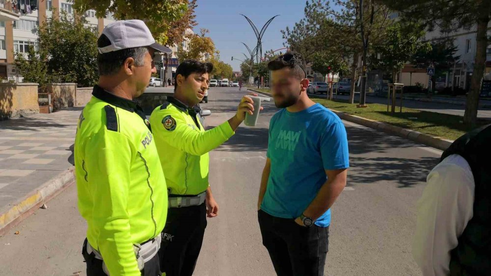 Direksiyon başında yakalanan ehliyetsiz sürücü 'Ben kullanmıyorum' dedi