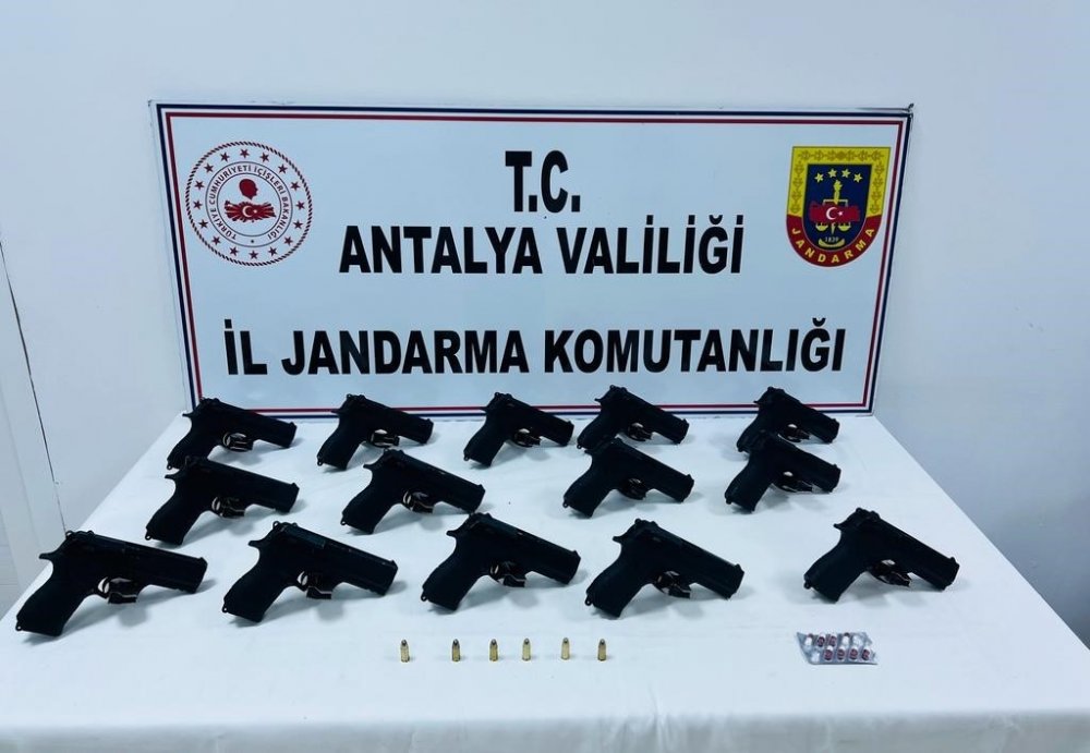 Antalya'da hareket halindeki otomobile operasyon! 3 suç makinesi 14 ruhsatsız tabanca ile yakalandı