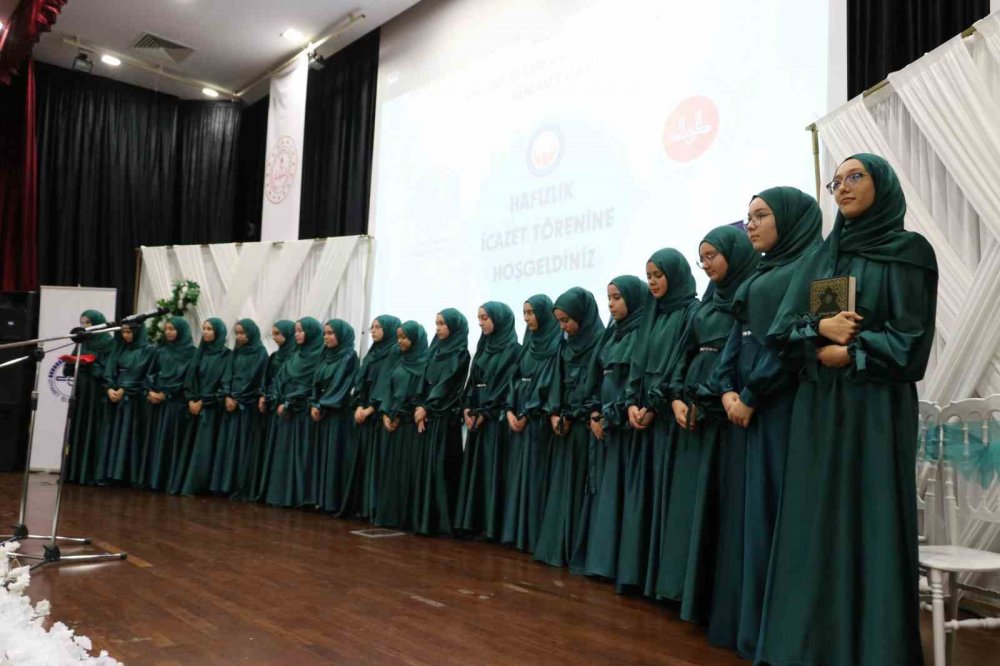 Gencecik 19 hafız icazet töreniyle taç giydi