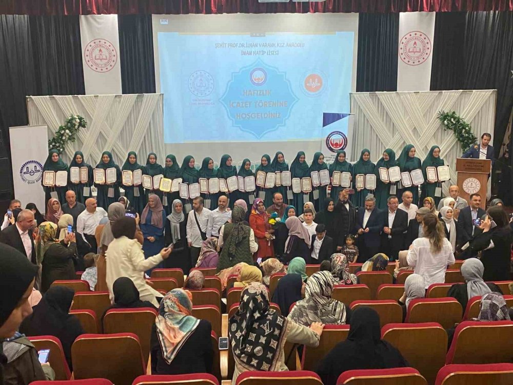 Gencecik 19 hafız icazet töreniyle taç giydi
