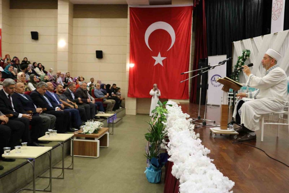 Gencecik 19 hafız icazet töreniyle taç giydi
