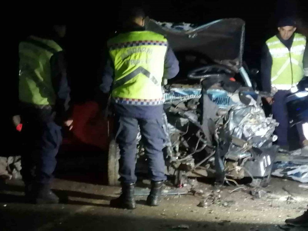 Konya plakalı kamyonet Isparta’da otomobil ile çarpıştı: 1’i çocuk 3 ölü, 2’si ağır 3 yaralı