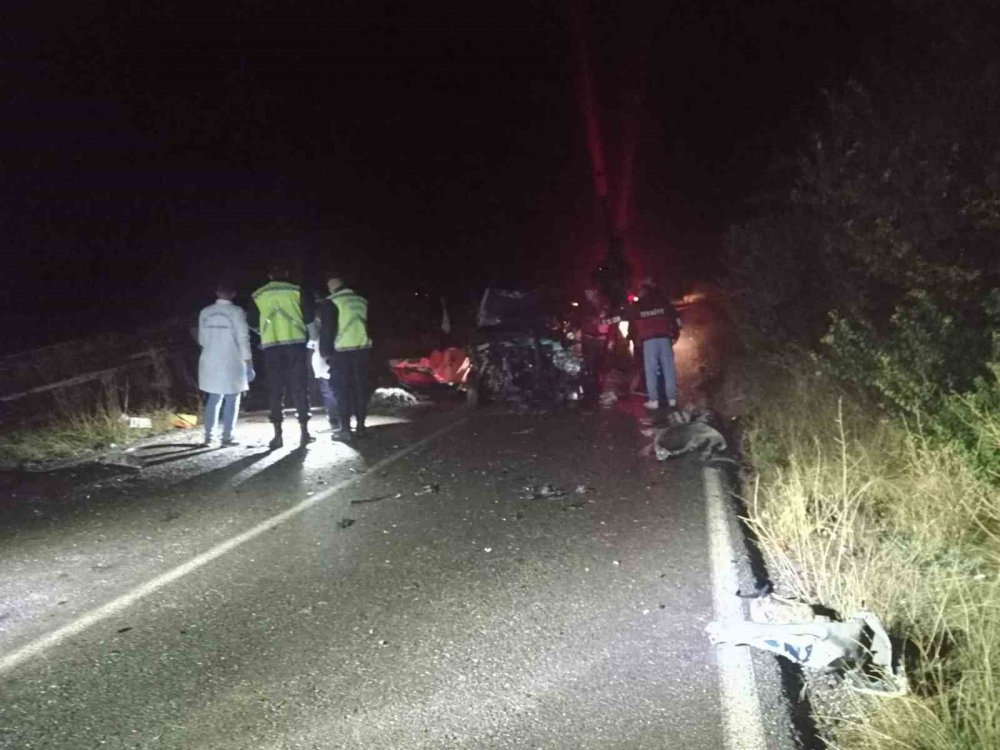 Konya plakalı kamyonet Isparta’da otomobil ile çarpıştı: 1’i çocuk 3 ölü, 2’si ağır 3 yaralı