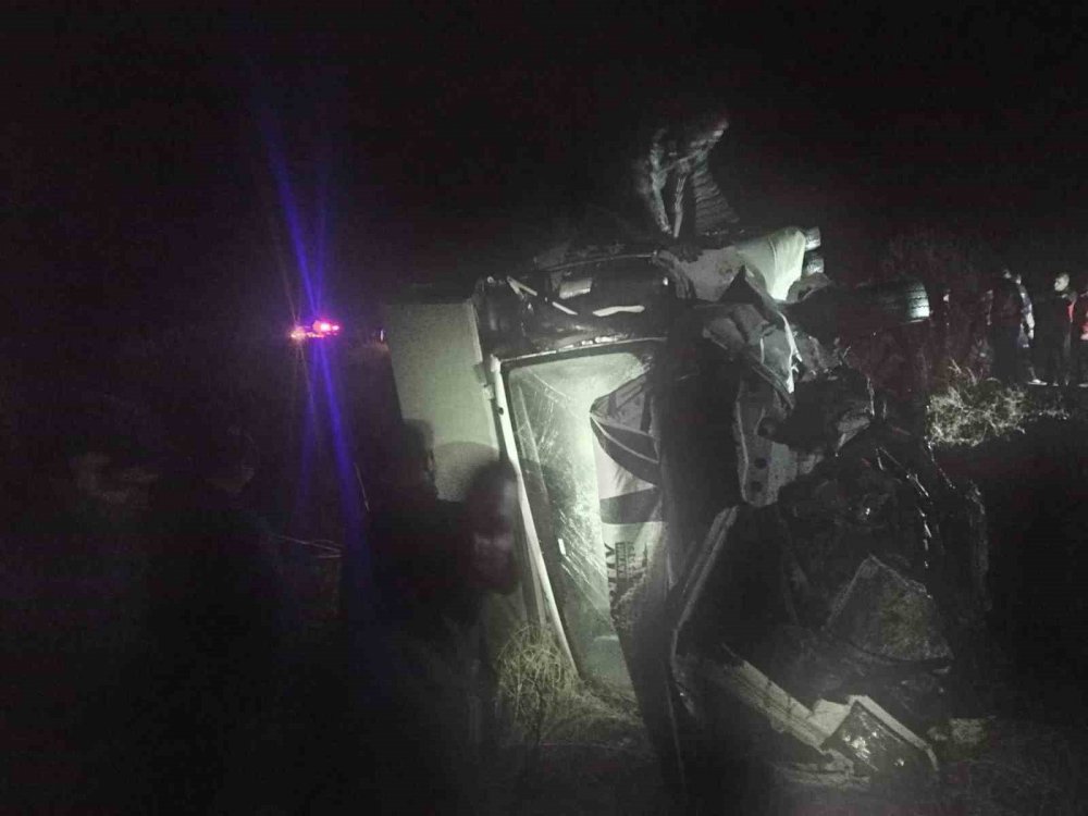 Konya plakalı kamyonet Isparta’da otomobil ile çarpıştı: 1’i çocuk 3 ölü, 2’si ağır 3 yaralı