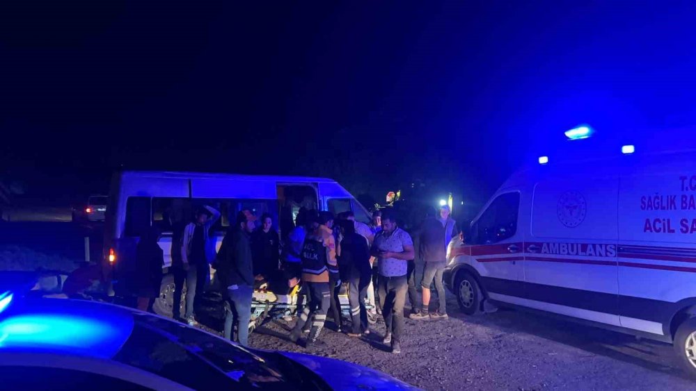 Minibüs refüje çarptı: 7 yaralı var