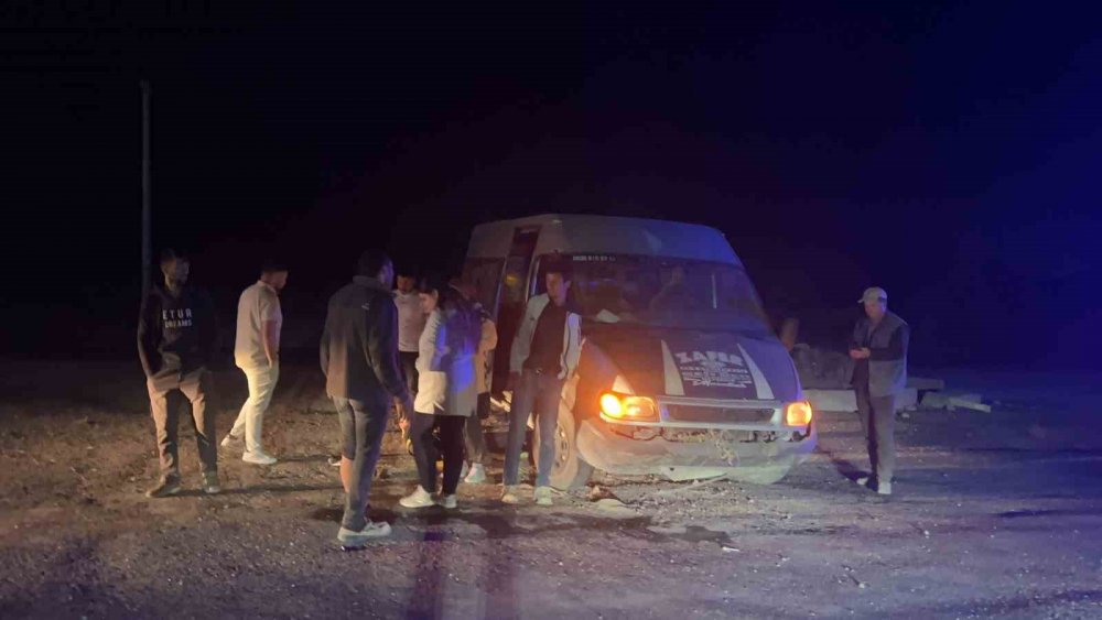 Minibüs refüje çarptı: 7 yaralı var