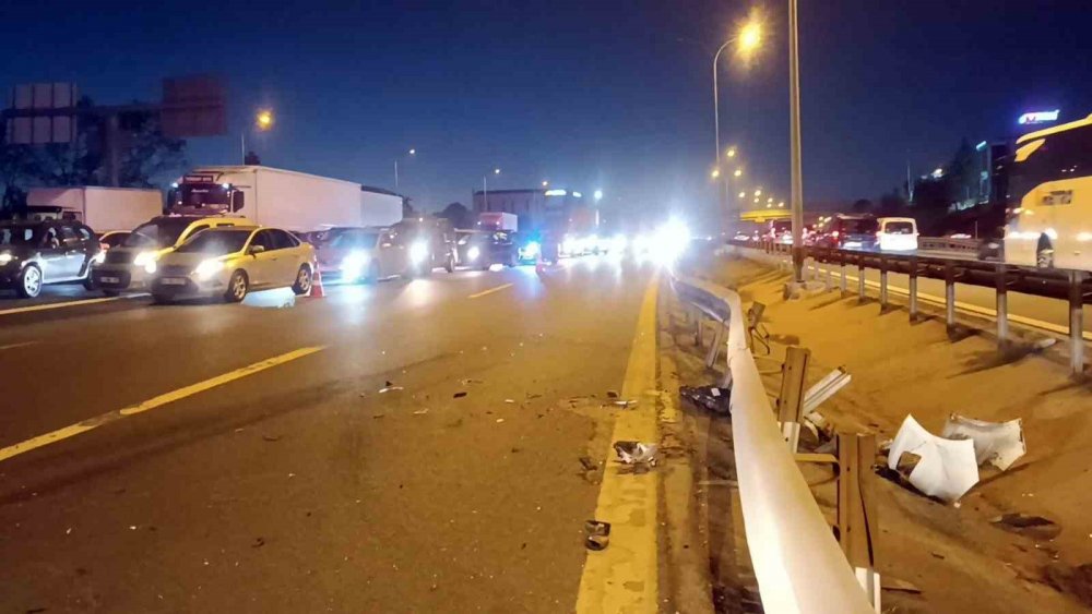 Konya plakalı araç sapağı kaçırmamak isterken böyle oldu! TEM'de zincirleme kaza: 3 yaralı