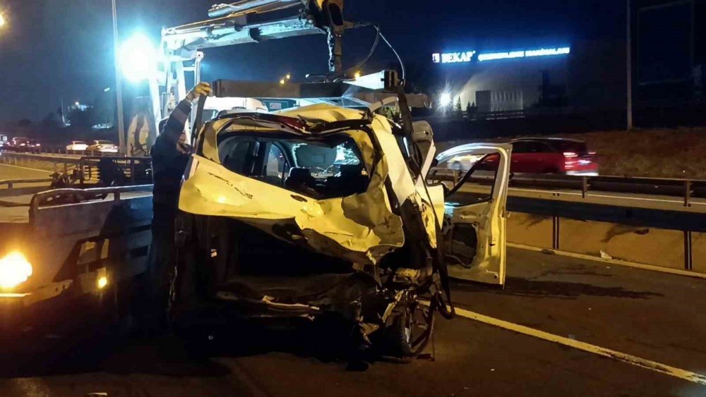 Konya plakalı araç sapağı kaçırmamak isterken böyle oldu! TEM'de zincirleme kaza: 3 yaralı