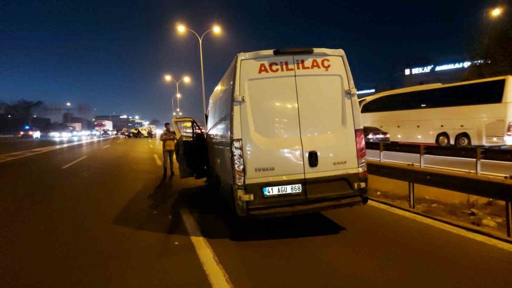 Konya plakalı araç sapağı kaçırmamak isterken böyle oldu! TEM'de zincirleme kaza: 3 yaralı
