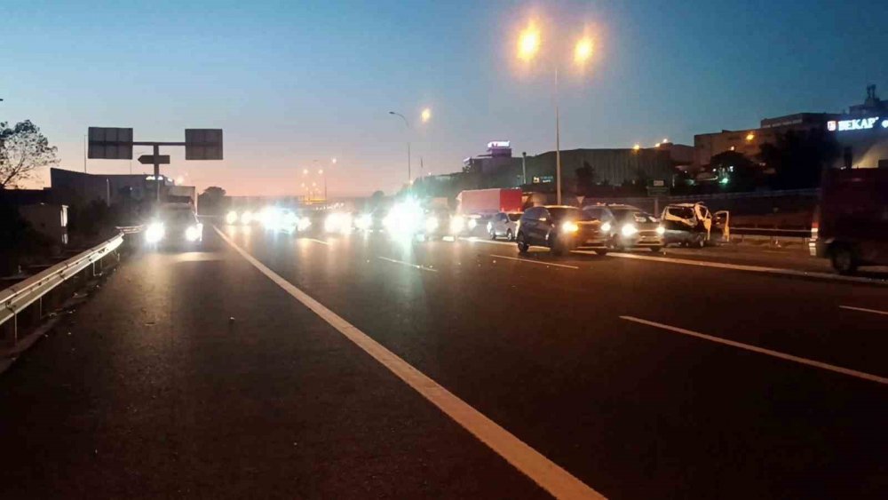 Konya plakalı araç sapağı kaçırmamak isterken böyle oldu! TEM'de zincirleme kaza: 3 yaralı