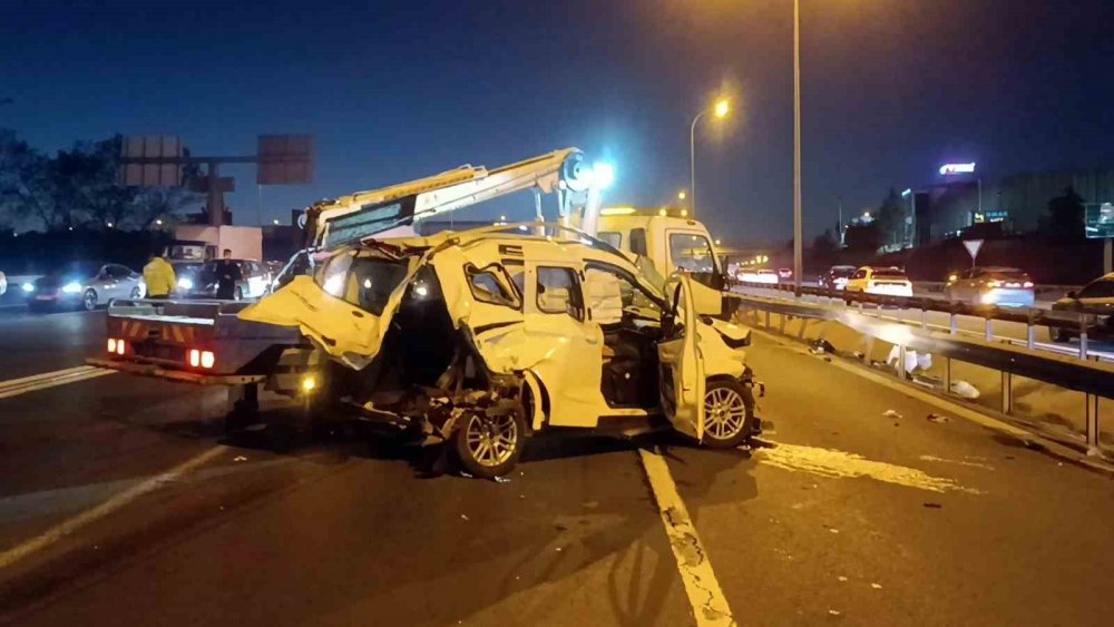 Konya plakalı araç sapağı kaçırmamak isterken böyle oldu! TEM'de zincirleme kaza: 3 yaralı