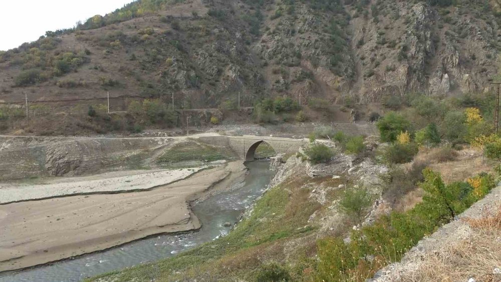 Suları çekilen barajda tarihi köprü ortaya çıktı