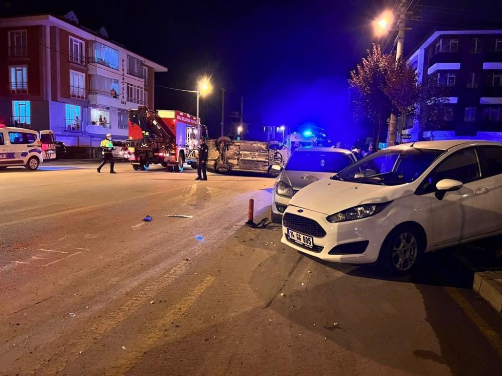 Bolu Karıştı:2 Araca Çarpıp Takla Attı