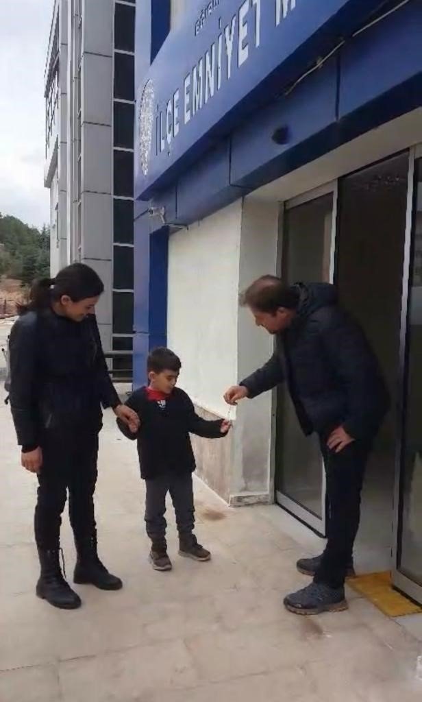 6 yaşındaki çocuk bulduğu altın bilekliği polise teslim etti