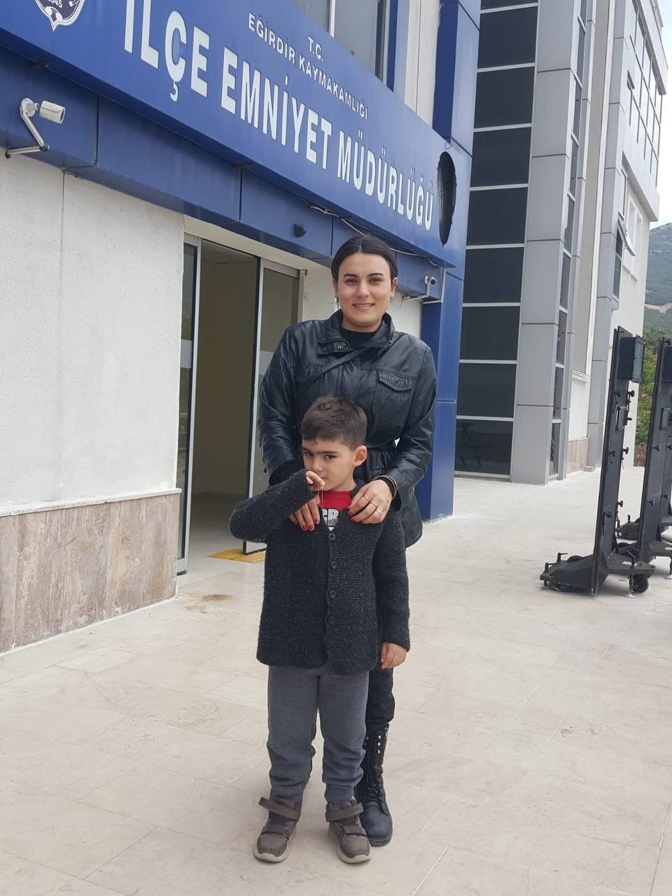 6 yaşındaki çocuk bulduğu altın bilekliği polise teslim etti