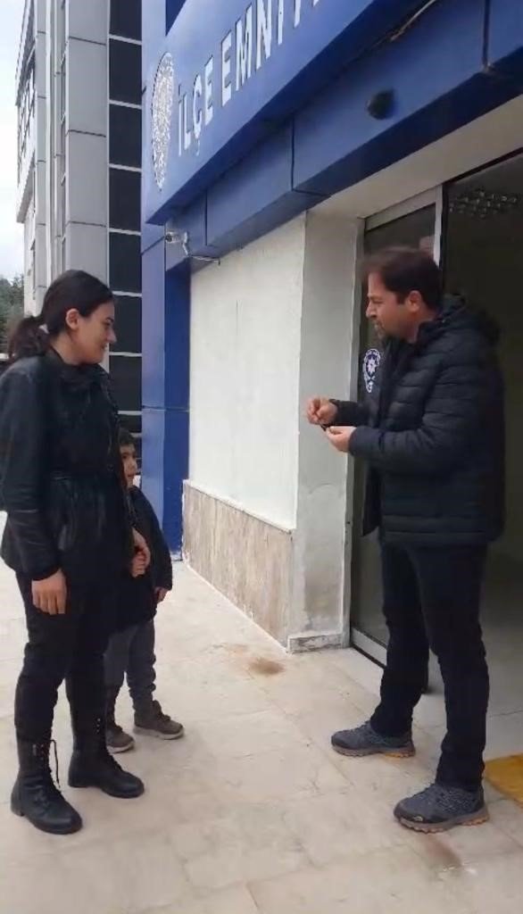 6 yaşındaki çocuk bulduğu altın bilekliği polise teslim etti