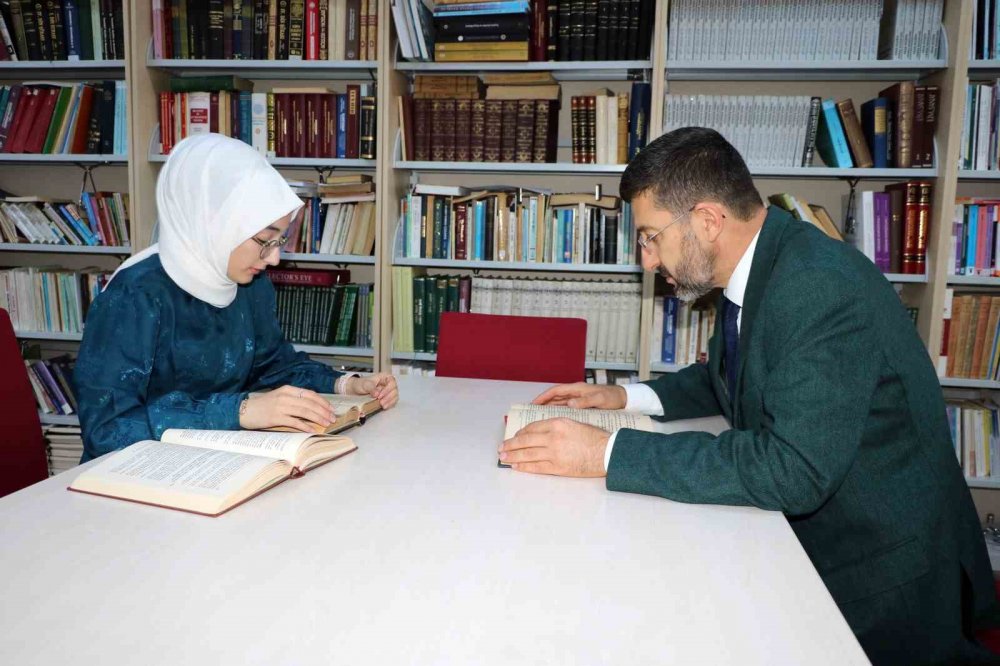 Baba ile kızı sıra arkadaşı oldu