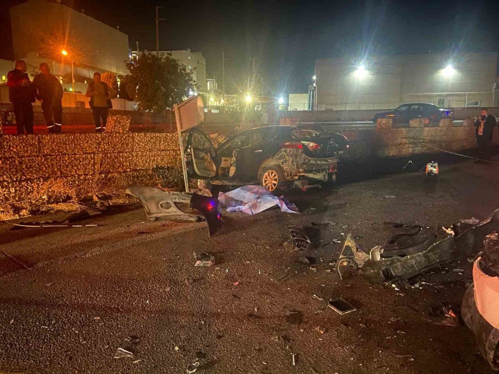 İzmir'deki kaza karşı şeride geçen otomobil genç çifti birbirinden ayırdı