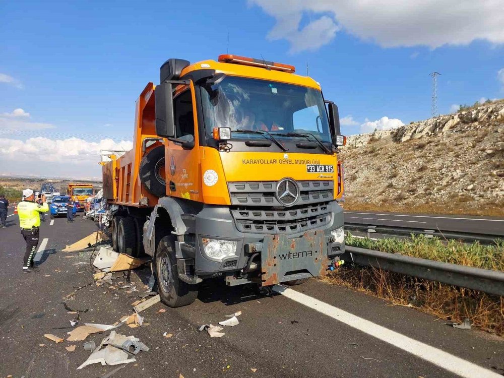 Minibüs, karayollarına ait kamyona çarptı: 5 ölü 17 yaralı