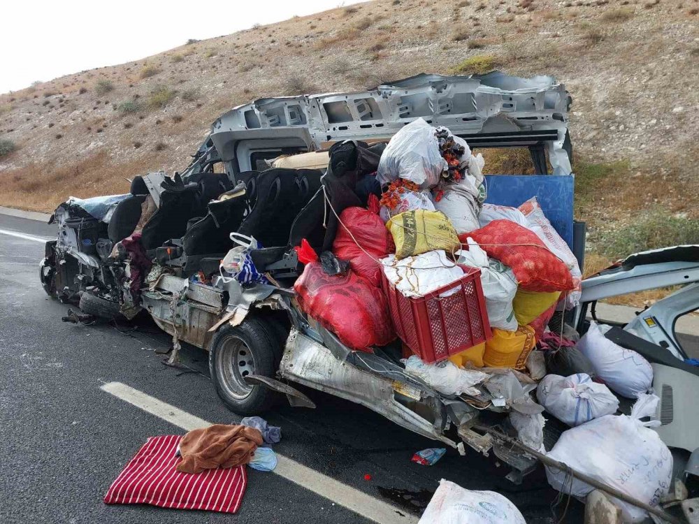 Minibüs, karayollarına ait kamyona çarptı: 5 ölü 17 yaralı