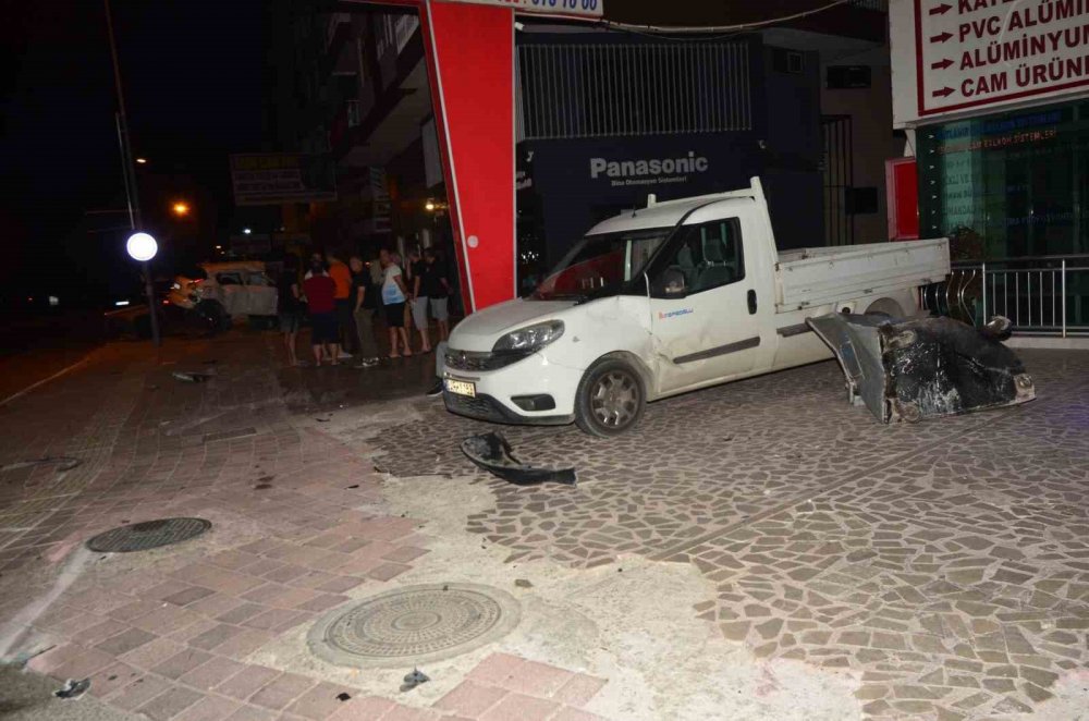Antalya'da kontrolden çıkan otomobil Opera Kavşağını birbirine kattı