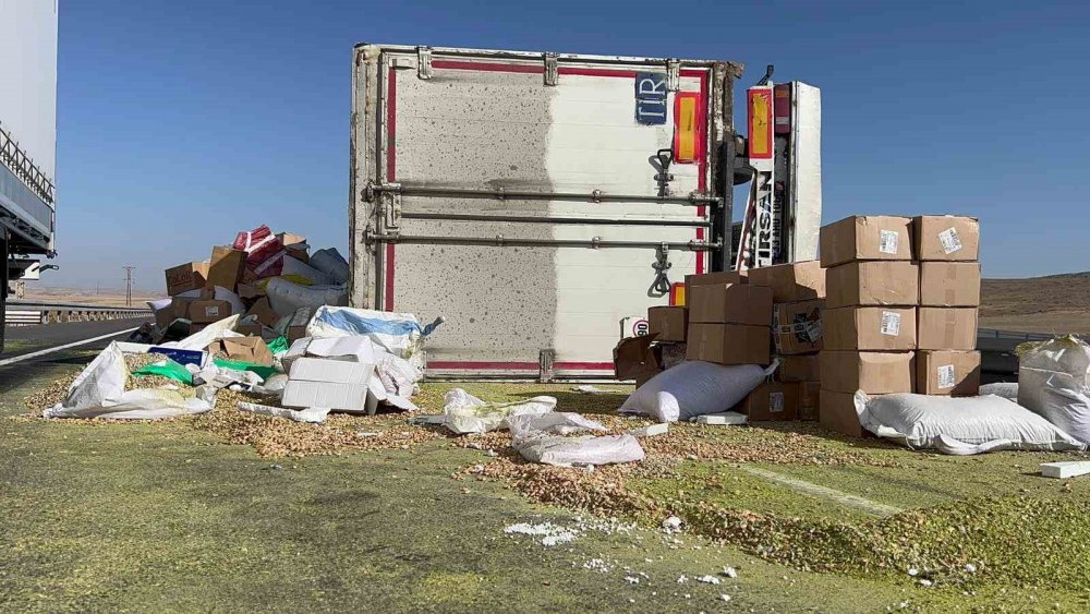 Market ürünleri yüklü tır Aksaray’da devrildi! 2 yaralı
