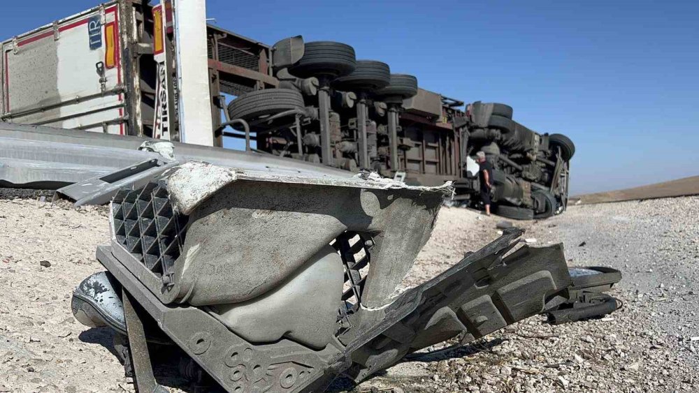 Market ürünleri yüklü tır Aksaray’da devrildi! 2 yaralı