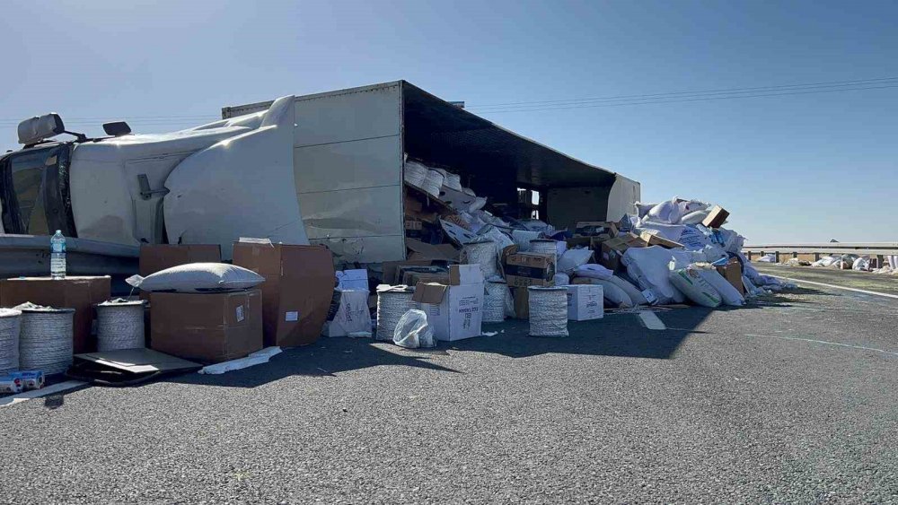 Market ürünleri yüklü tır Aksaray’da devrildi! 2 yaralı