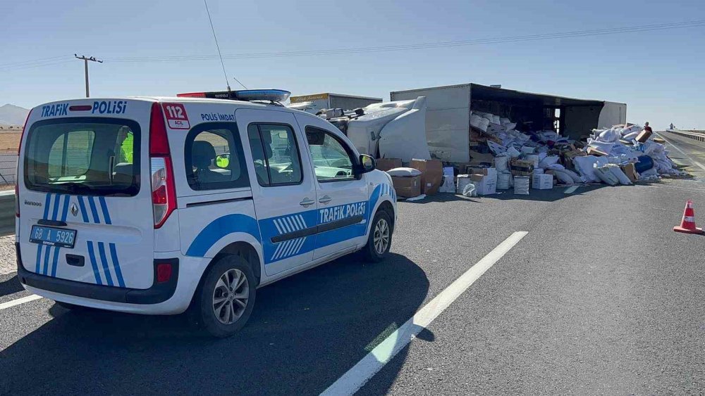 Market ürünleri yüklü tır Aksaray’da devrildi! 2 yaralı