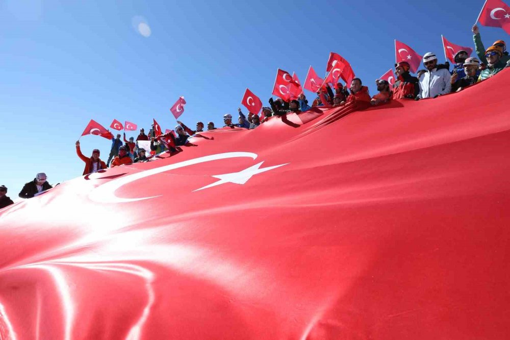 Aladağlar'ın zirvesinde 100. Yıl kutlaması