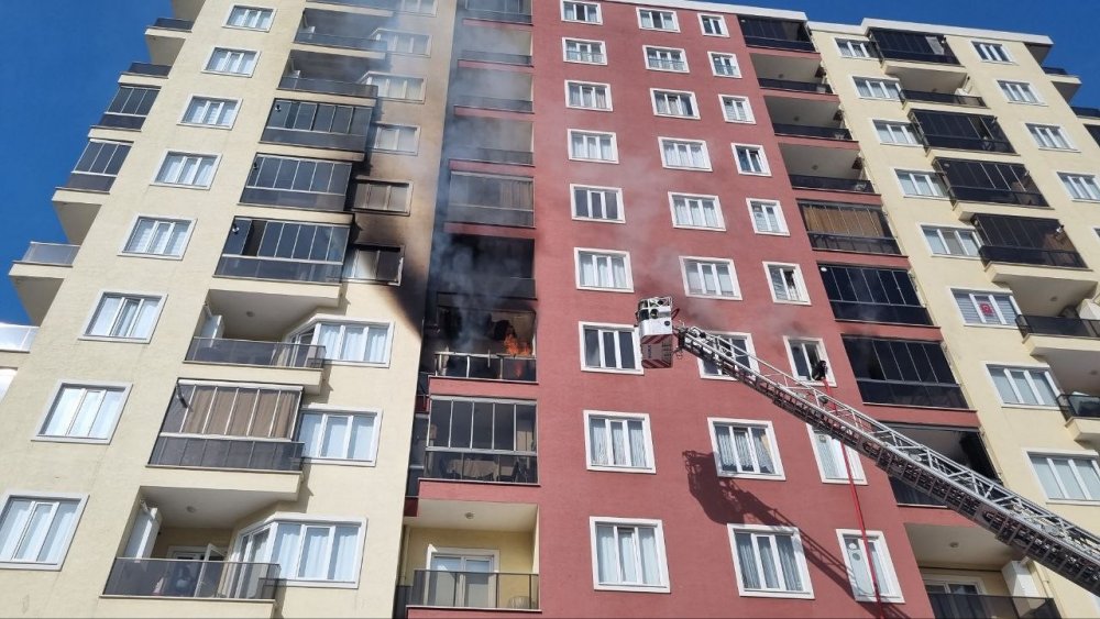 Bursa’da apartman yangınında can pazarı