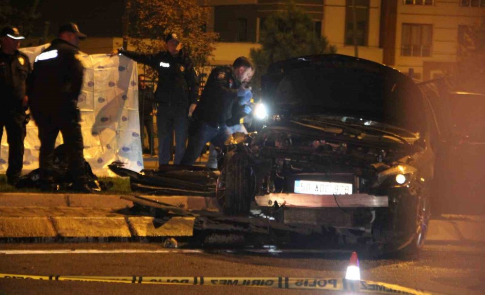 Tıra çarpan otomobil kağıt gibi ezildi: 1 ölü, 2 yaralı