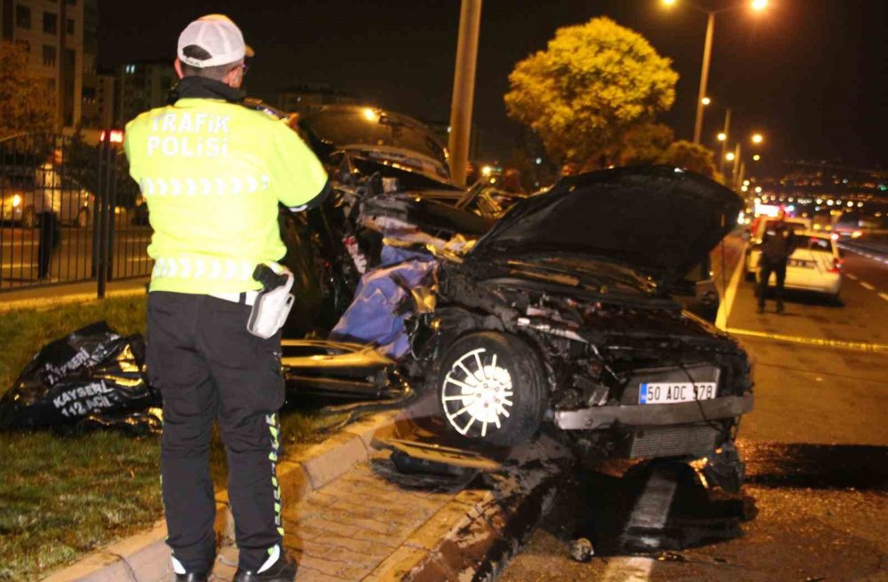 Tıra çarpan otomobil kağıt gibi ezildi: 1 ölü, 2 yaralı