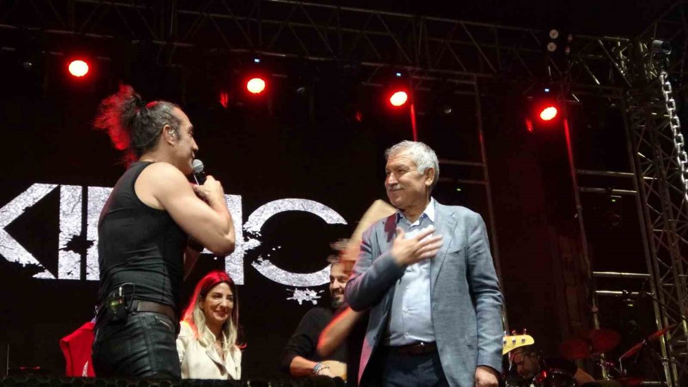 Kıraç Cumhuriyet'in 100. yılı şarkısını ilk kez Adana'da dinletti