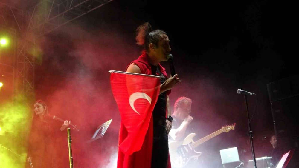 Kıraç Cumhuriyet'in 100. yılı şarkısını ilk kez Adana'da dinletti