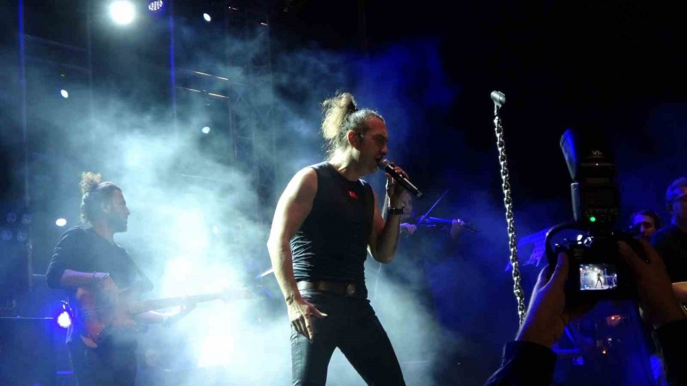 Kıraç Cumhuriyet'in 100. yılı şarkısını ilk kez Adana'da dinletti