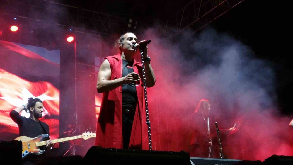 Kıraç Cumhuriyet'in 100. yılı şarkısını ilk kez Adana'da dinletti