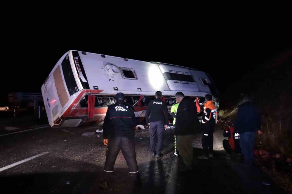 Yolcu otobüsü devrildi: 8’i ağır 38 yaralı