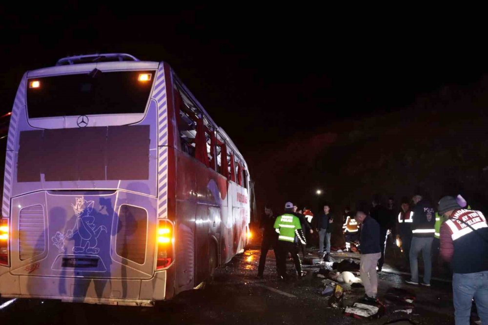 Yolcu otobüsü devrildi: 8’i ağır 38 yaralı