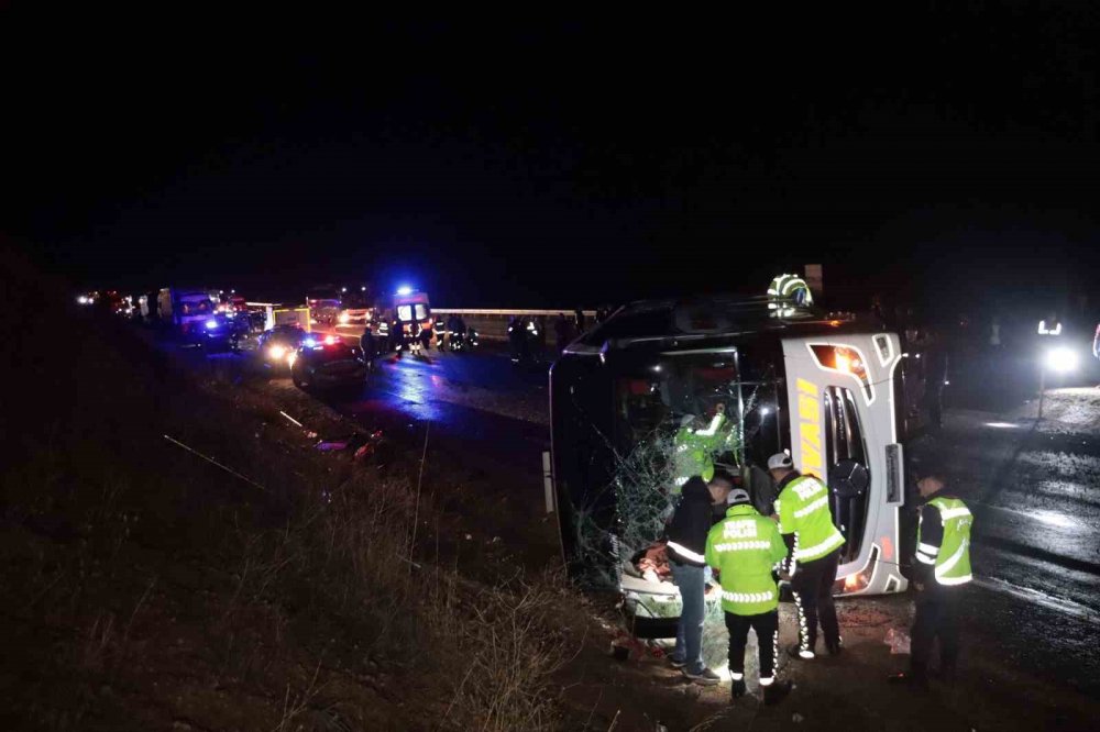 Yolcu otobüsü devrildi: 8’i ağır 38 yaralı