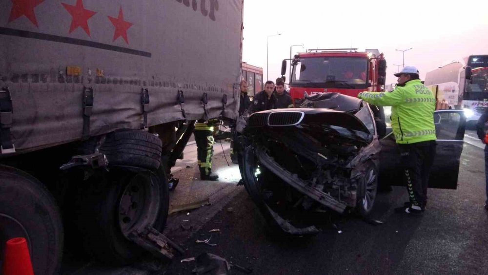 Çarpmanın şiddetiyle kamyona saplanan lüks araç bu hale geldi