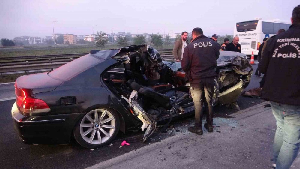 Çarpmanın şiddetiyle kamyona saplanan lüks araç bu hale geldi