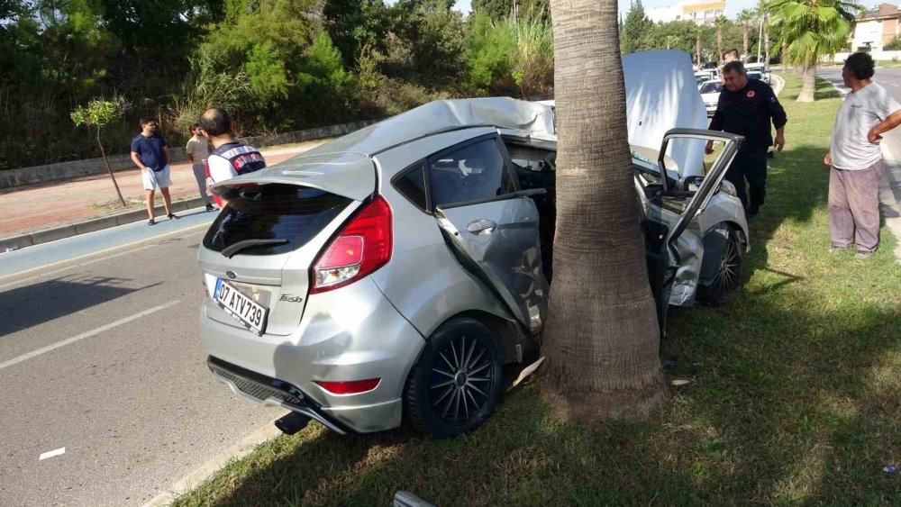 Hurdaya dönen otomobilde kurtarma operasyonu