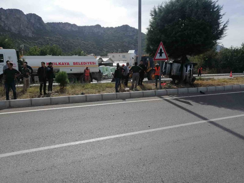 Kontrolden çıkan otomobil refüjdeki ağaca çarptı: Baba ile oğlu hayatını kaybetti