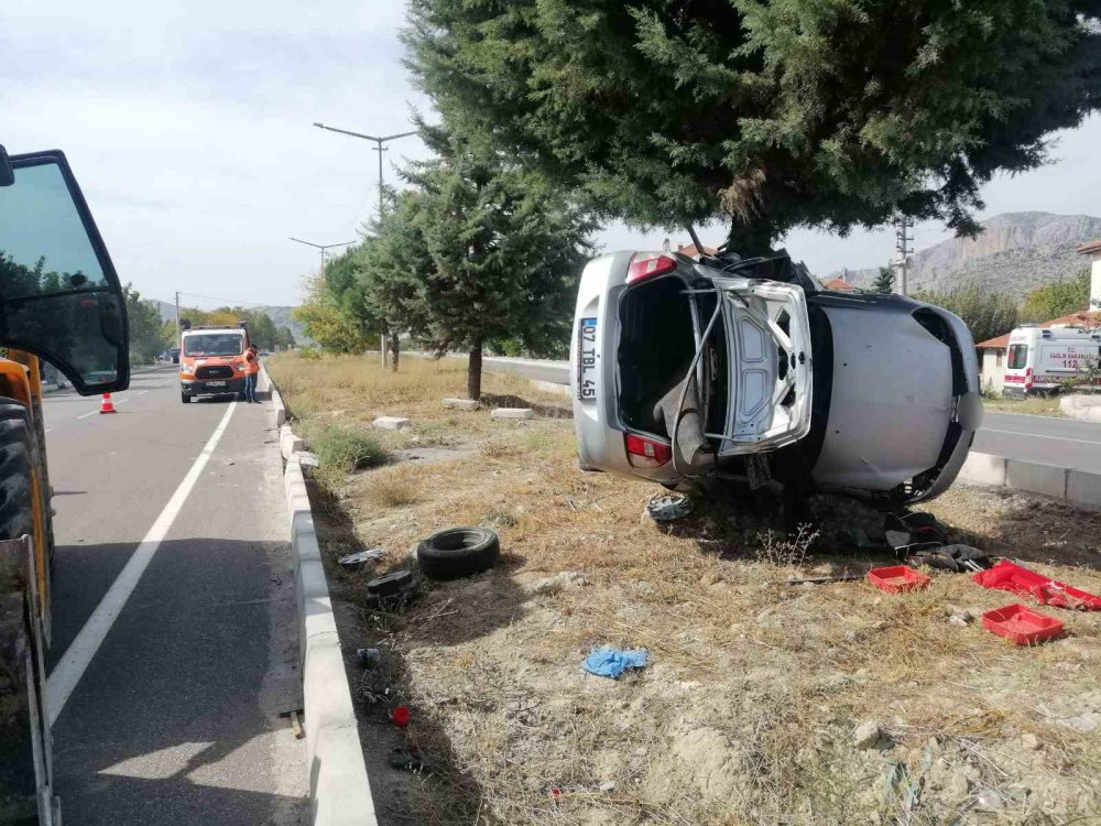 Kontrolden çıkan otomobil refüjdeki ağaca çarptı: Baba ile oğlu hayatını kaybetti